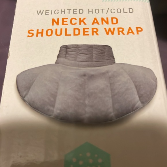 New in original box Weighted Hot & Cold Therapy for Neck & Shoulder Pain Relief - Picture 4 of 8